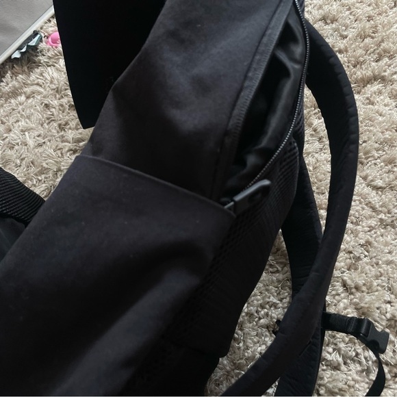 Lululemon Early Embark Mens Black Backpack with luggage strap - Picture 12 of 13